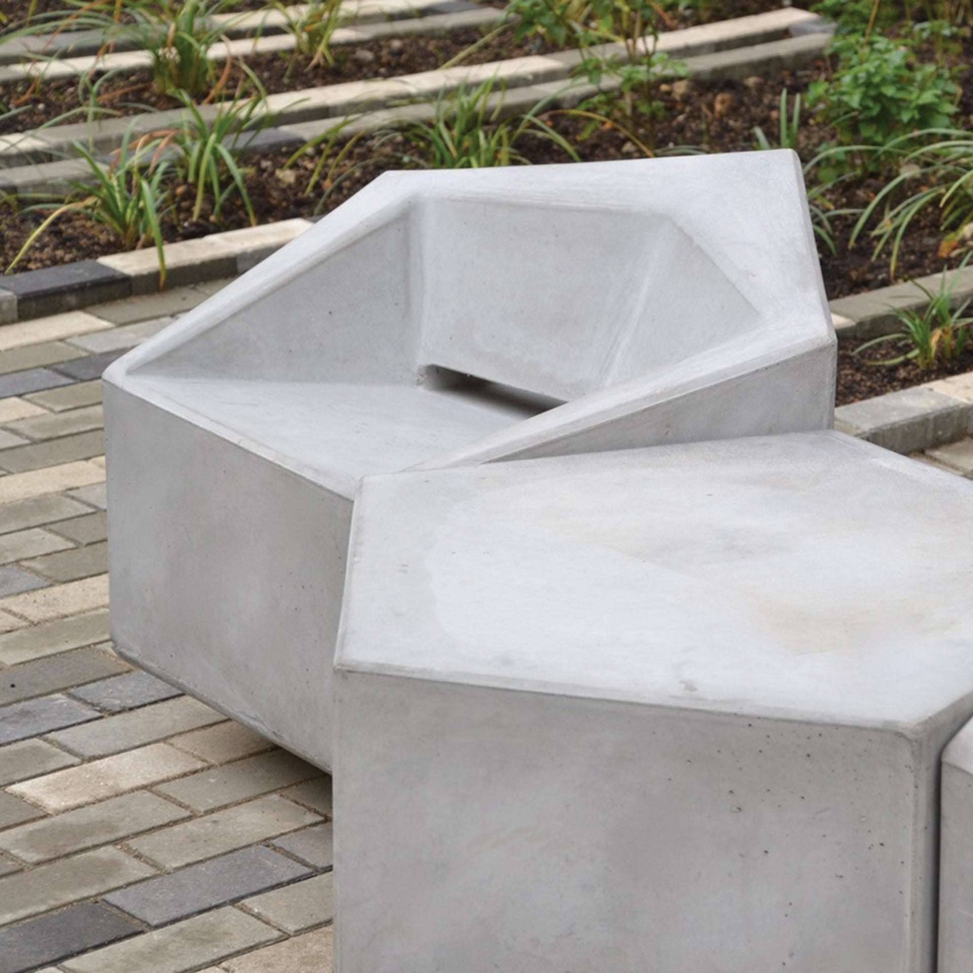 SAMLE A/B | Bancas en Concreto Urbanas con Espaldar | Konkretus 